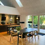 Architect-Designed Retreat In Private Woods