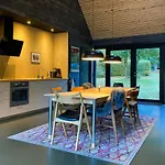 Σπίτι διακοπών Architect-Designed Retreat In Private Woods Give