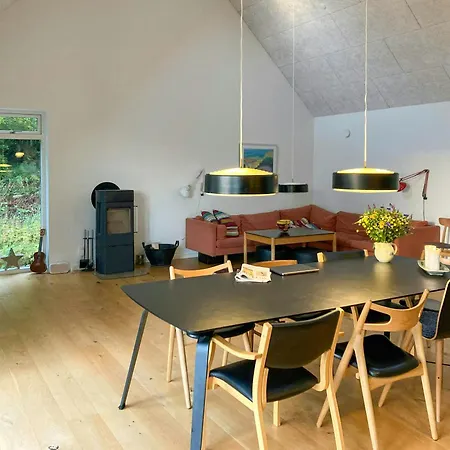 Architect-designed Retreat In Private Woods Give