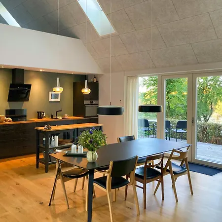 Architect-designed Retreat In Private Woods