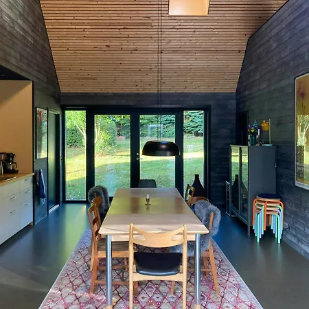 Prázdninový dům Architect-designed Retreat In Private Woods Give