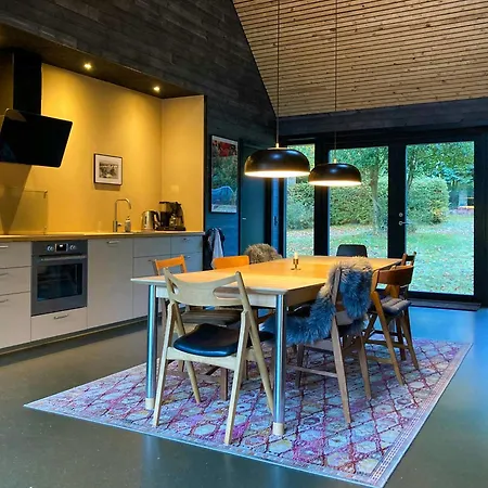 Prázdninový dům Architect-designed Retreat In Private Woods Give
