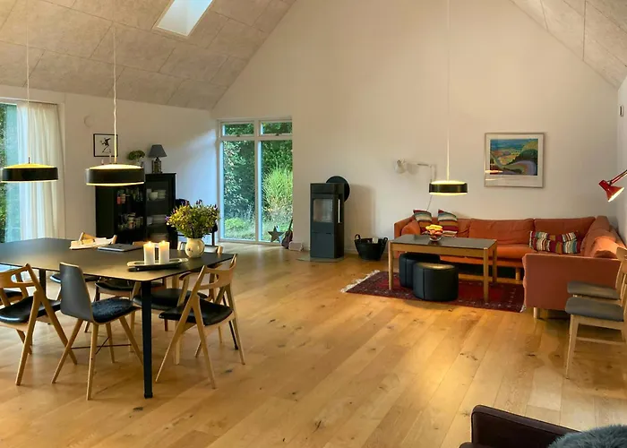 Architect-designed Retreat In Private Woods Dom wakacyjny