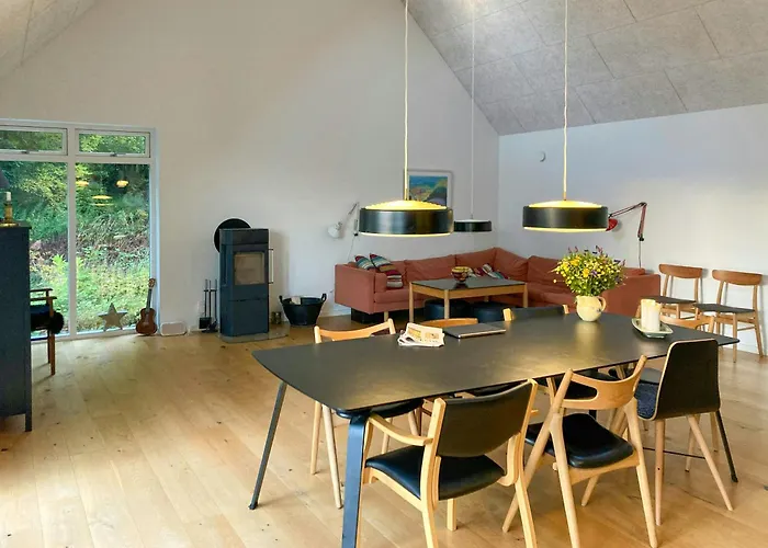 Architect-designed Retreat In Private Woods Give