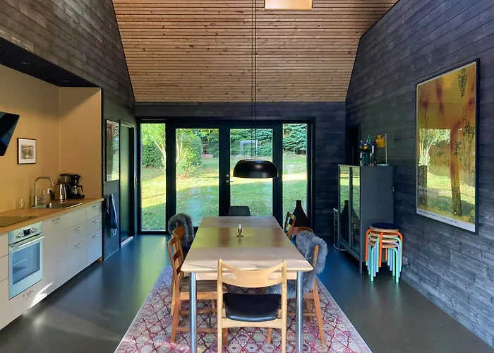 Dom wakacyjny Architect-designed Retreat In Private Woods Give