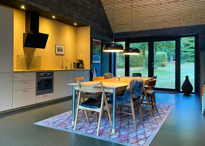 Ferienhaus Architect-designed Retreat In Private Woods Give