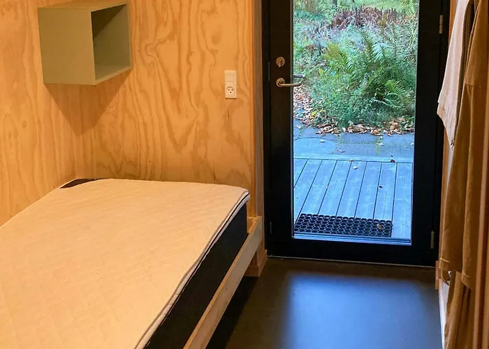 Architect-designed Retreat In Private Woods Dom wakacyjny Give