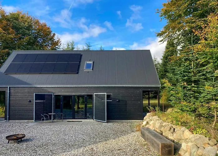 Architect-designed Retreat In Private Woods *
